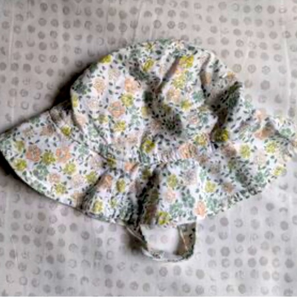 Carter’s Baby Floral Sun Hat Girls Size 12 Months Strap Hook Loop fastener Beach - Picture 1 of 11